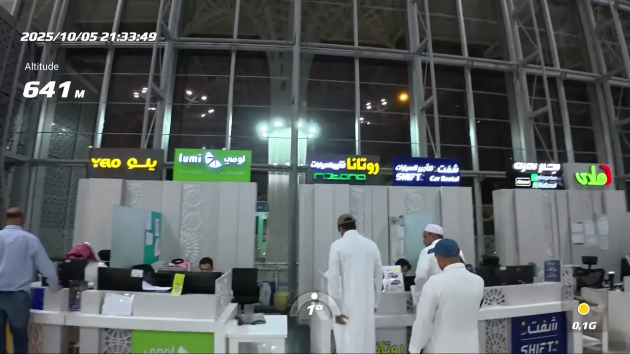 Les comptoirs des loueurs de voitures dans le hall de l'aéroport de Médine