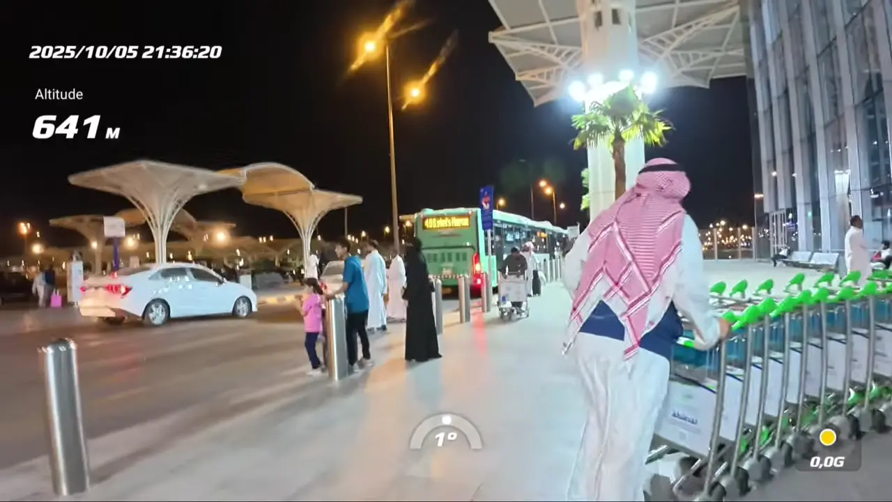 La sortie de l'aéroport de Médine avec le bus vert qui attend