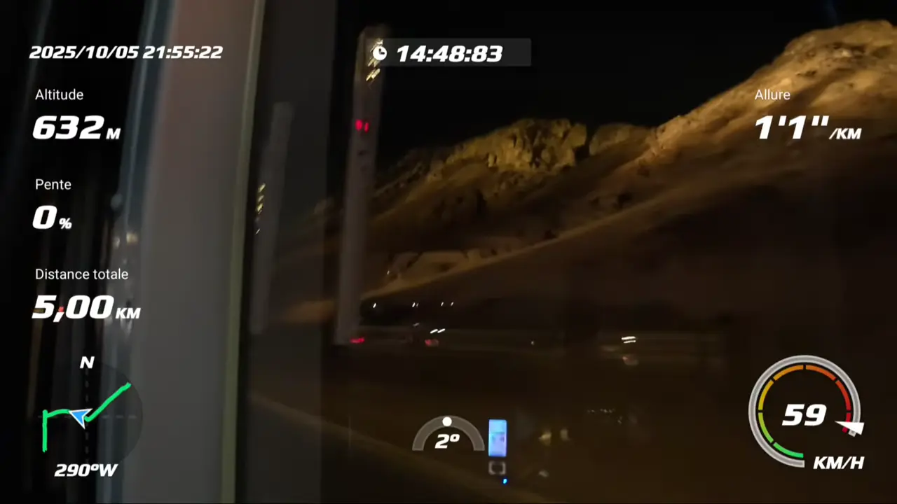 La montagne d'Uhud éclairée vue depuis le bus de l'aéroport