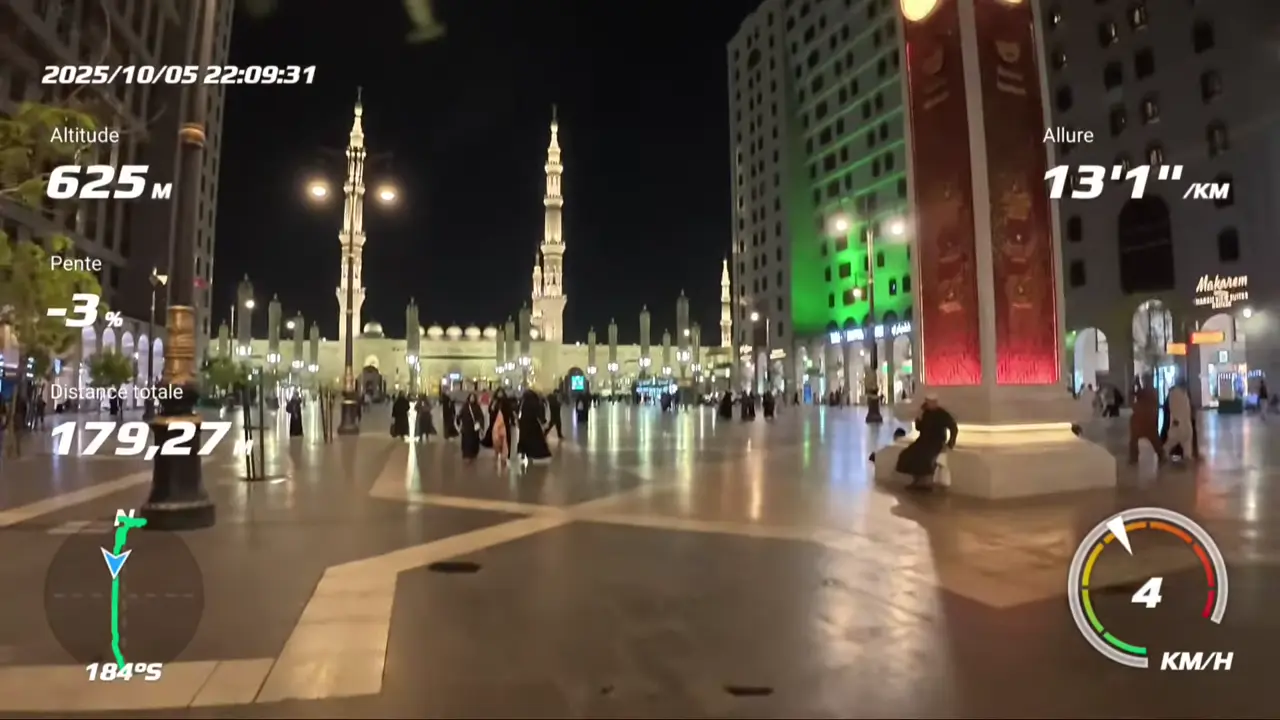 L'esplanade de la mosquée du Prophète la nuit, à l'arrivée du bus de l'aéroport