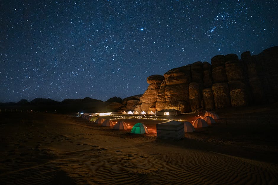 Désert d'AlUla au crépuscule, paysage de grès nabatéen