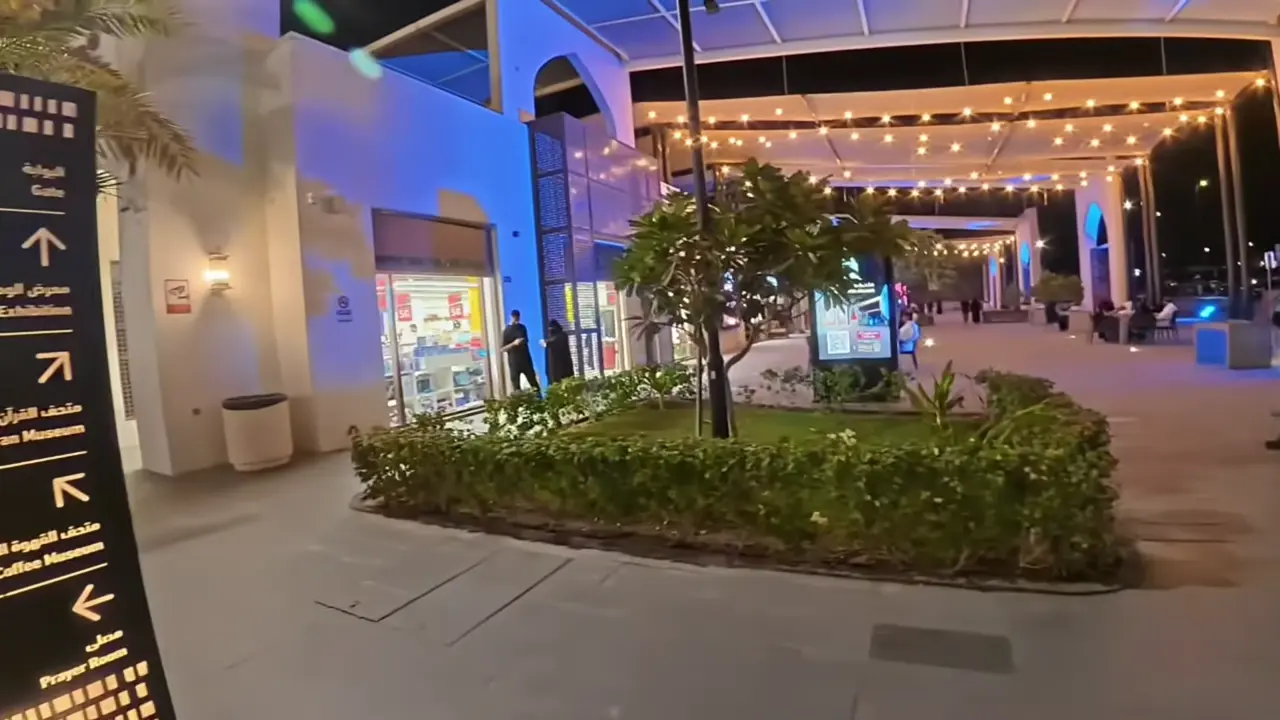 Les restaurants et boutiques du quartier au pied de Jabal an-Nour, la nuit