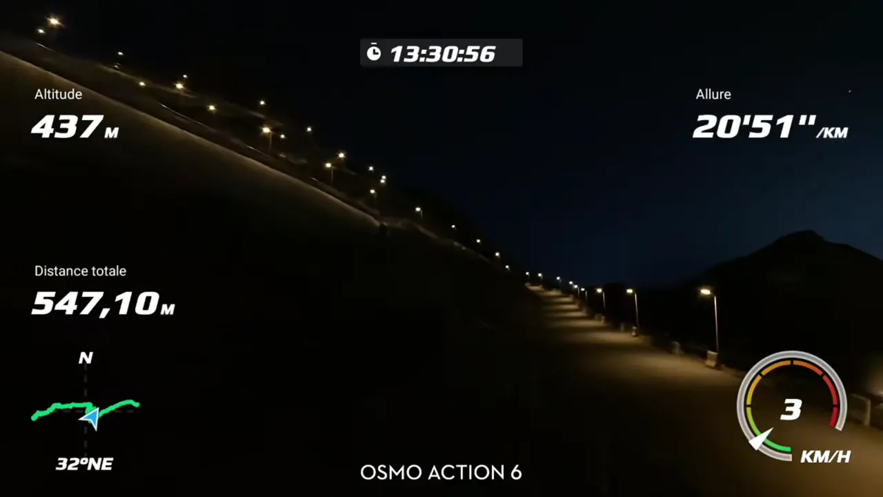 Le sentier éclairé avec rambardes qui monte à Jabal an-Nour la nuit