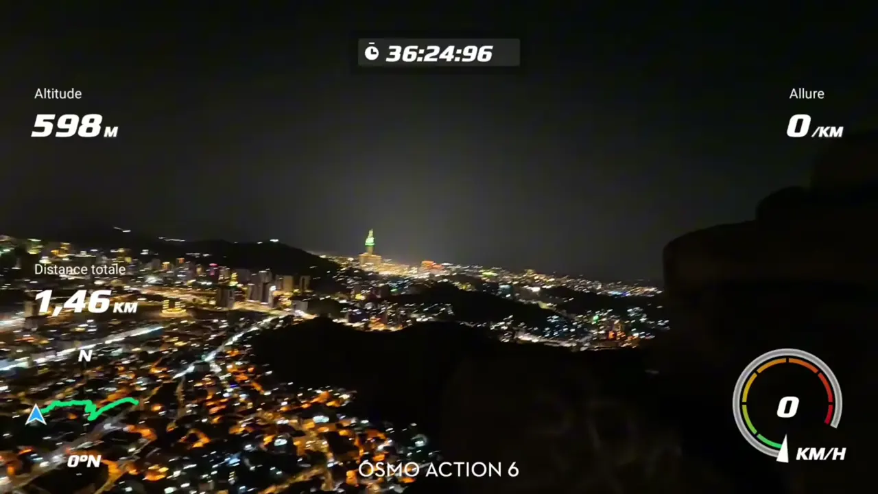 La Mecque illuminée et la tour de l'horloge vues du sommet de Jabal an-Nour