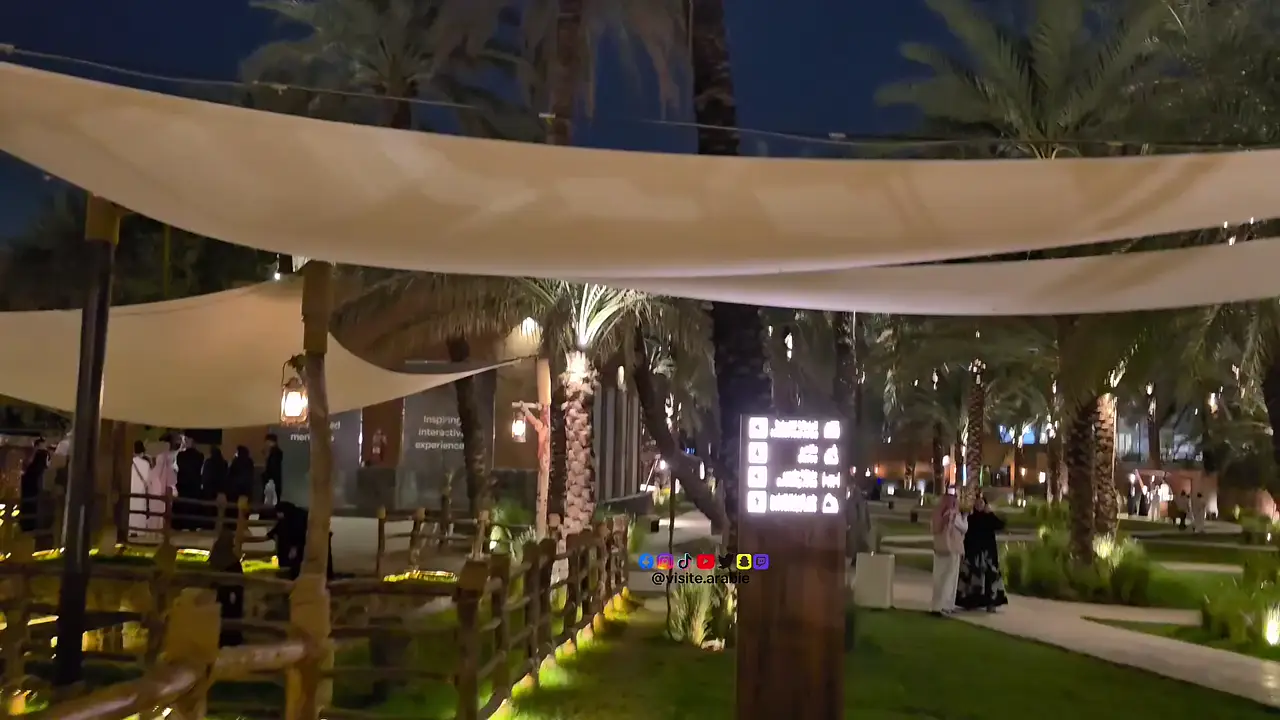 La palmeraie d'arrivée rénovée face à la mosquée de Qubâʾ