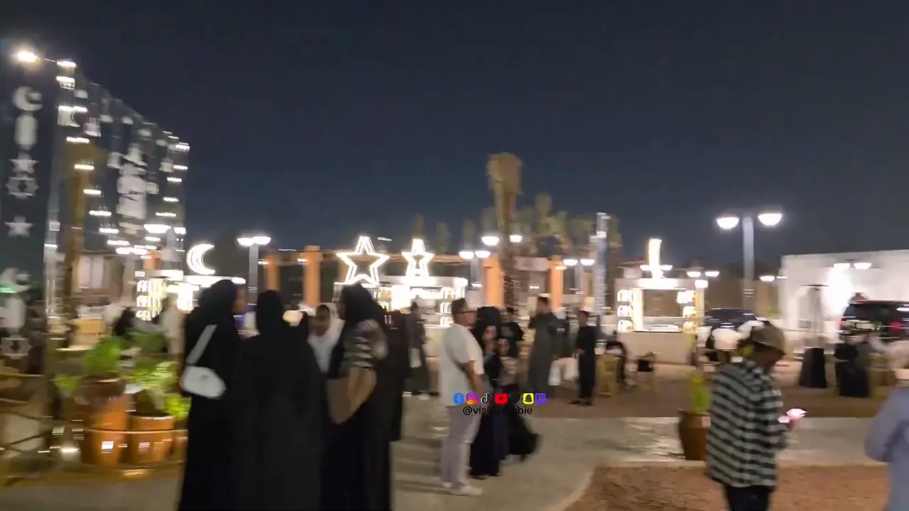 La mosquée de Qubâʾ illuminée la nuit, avec au sol la marque du puits de la bague