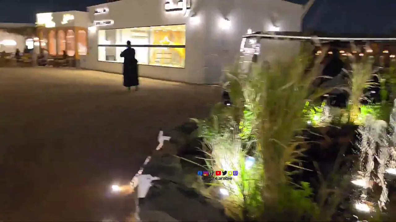 Les terrasses et restaurants en face de la mosquée de Qubâʾ