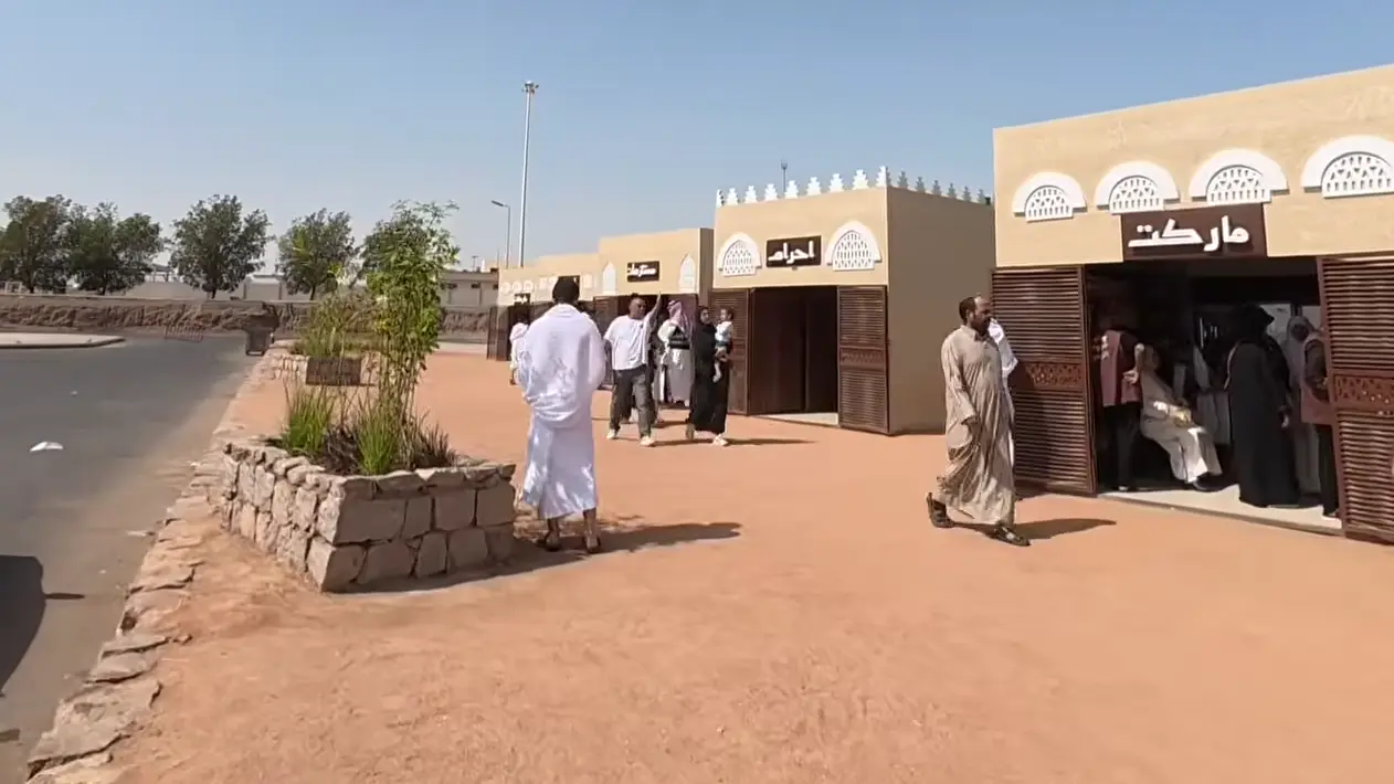 Les boutiques du miqât de Médine, Dhû l-Ḥulayfa, avec des pèlerins en iḥrâm