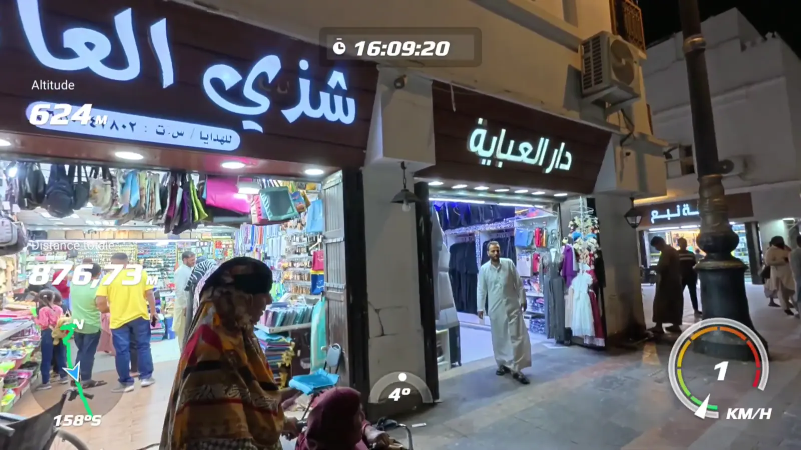Les boutiques d'abayas illuminées sur la rue commerçante de Médine