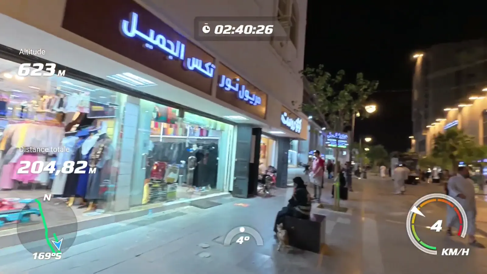 Les vitrines illuminées sous les hôtels de la rue commerçante de Médine