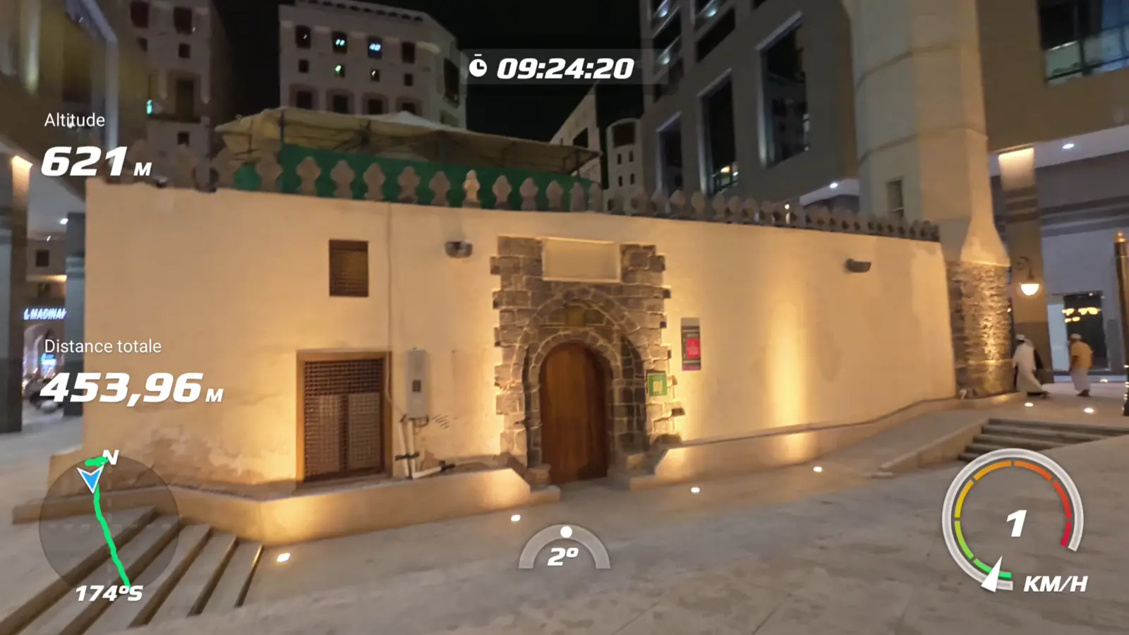 Une mosquée historique restaurée, en pierre volcanique, sur l'esplanade près de la porte 310