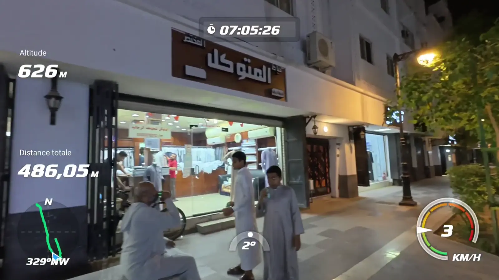 Une boutique éclairée de la partie hommes, sur la route des mariés à Médine