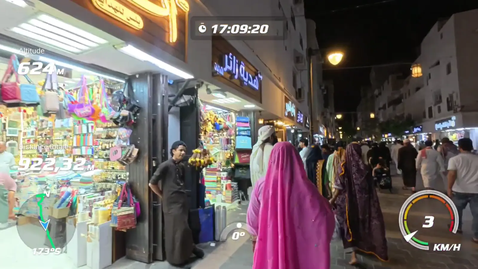 Une boutique d'accessoires et de cadeaux à petits prix, rue commerçante de Médine