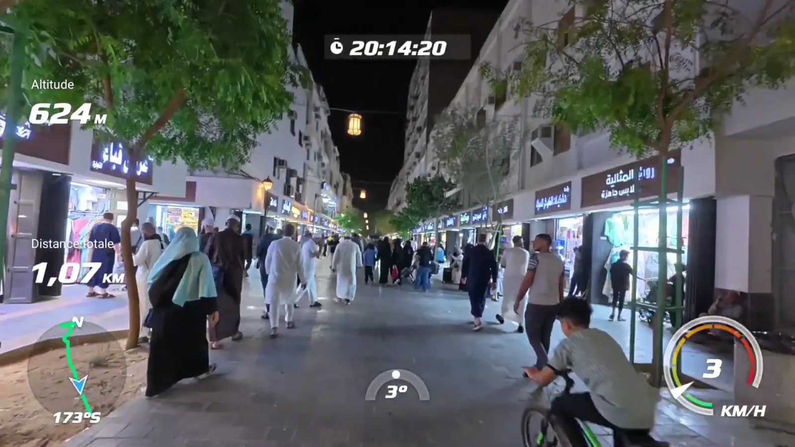 La rue piétonne commerçante entre la mosquée du Prophète et Qubâʾ, illuminée le soir