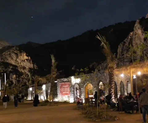 Les cafés et restaurants éclairés au pied du mont Uhud, la nuit