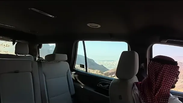 L'intérieur d'un 4x4 GMC qui monte au sommet du mont Uhud
