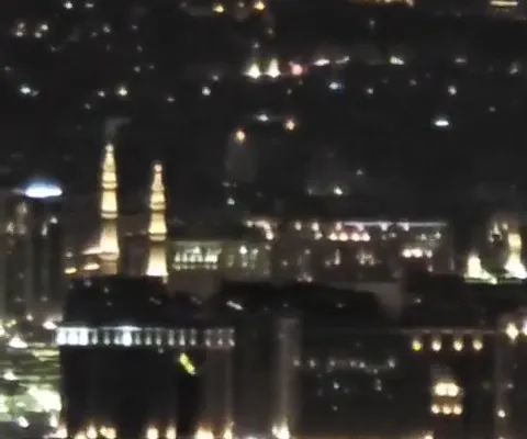 La mosquée du Prophète illuminée, vue de nuit depuis le sommet du mont Uhud