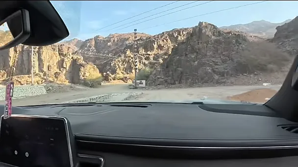 La route refaite qui monte au sommet du mont Uhud